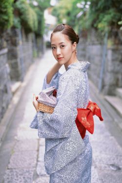 老头边吃奶边弄进去呻吟